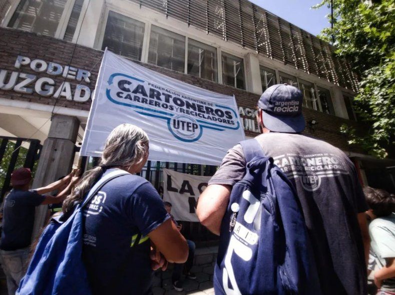Recicladores de Luján marcharon al Juzgado Federal de Quilmes para pedir que quede sin efecto la cautelar que frenó las obras.