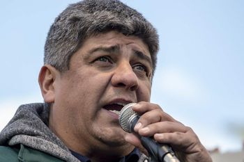 Pablo Moyano y una no tan cálida bienvenida a Antonio Aracre.