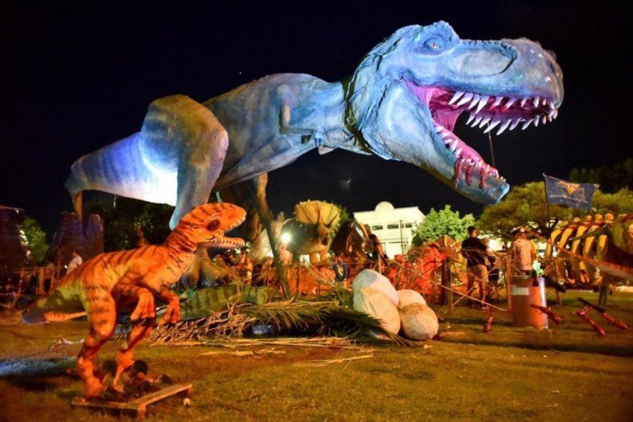 "Caminando entre dinosaurios" fue el ganador de la última edición de la quema de muñecos en La Plata