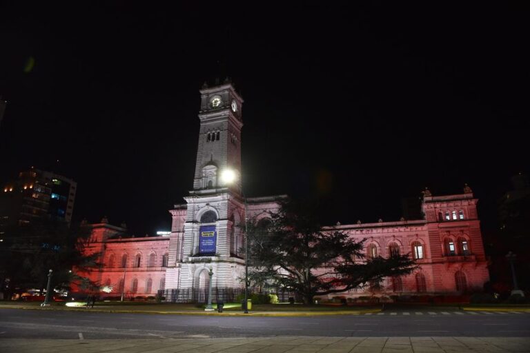 La Plata: la Municipalidad se iluminó de rojo y blanco