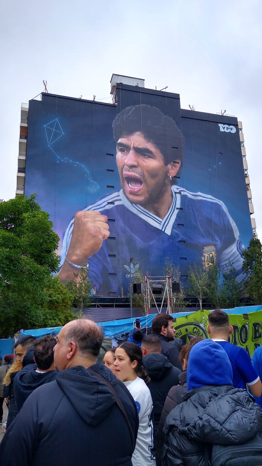 Martín Ron es el artista que realizó junto a su equipo el mural más grande del mundo en homenaje a Diego Maradona y lo inauguró el día de su cumpleaños.