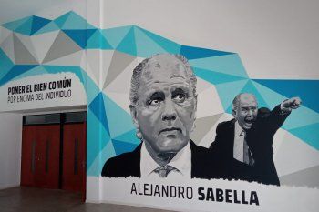 Alejandro Sabella tiene su mural homenaje en la Facultad de Periodismo.