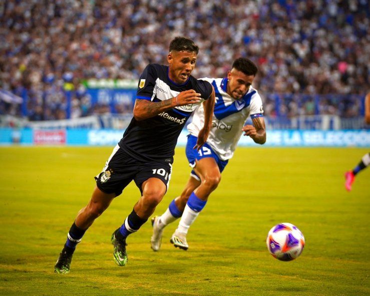 Tomás Muro, jugador de Gimnasia, ante Vélez, por el Torneo de la Liga Profesional