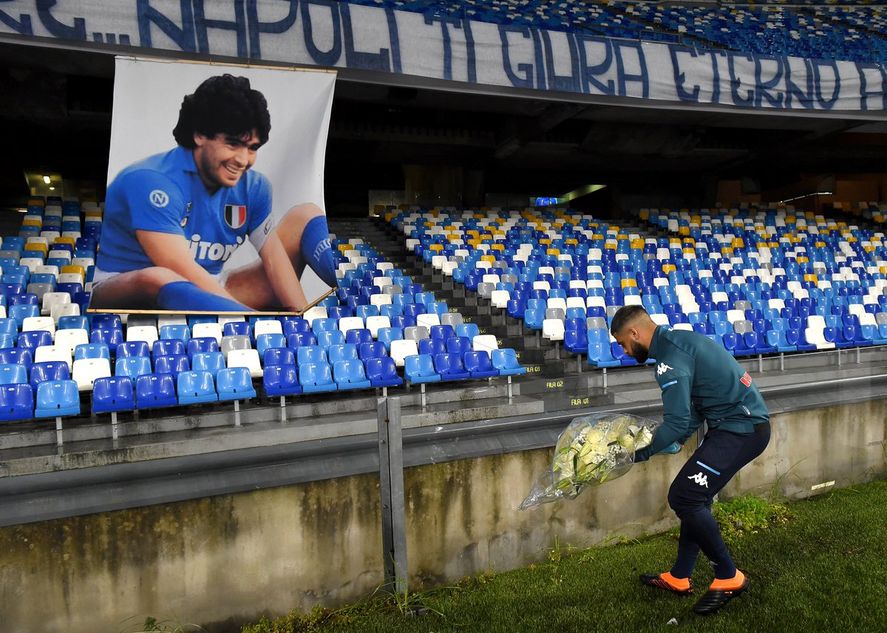 Ofrendas dentro de ofrendas: los jugadores de Nápoli le dedicaron un homenaje a Diego en el primer partido tras su partida física.
