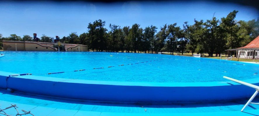 Las clases de natación se desarrollan en la pileta de la República de los Niños, el histórico predio de La Plata