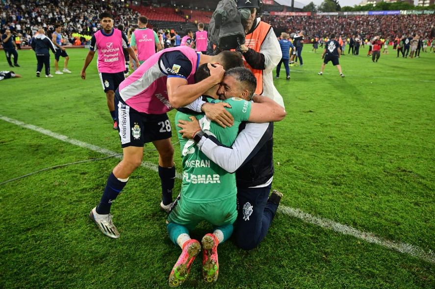 Nelson Insfrán es abrazado por todos tras haber salvado a Gimnasia en el partido definitorio ante Colón