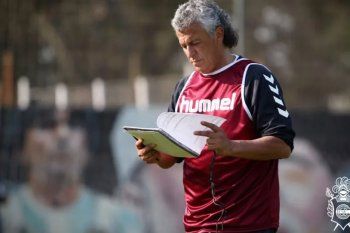 Néstor Gorosito, con su agenda, en Gimnasia