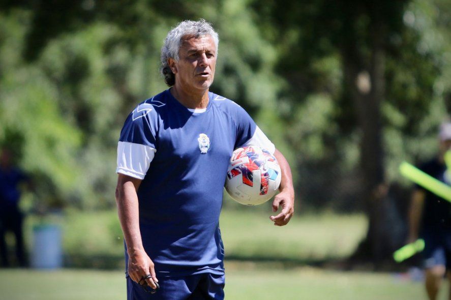 Néstor Gorosito dirigiendo el entrenamiento de Gimnasia