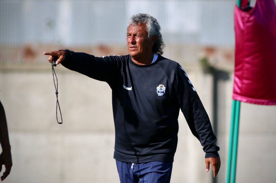 Néstor Gorosito al frente de la práctica de Gimnasia (Prensa GELP)
