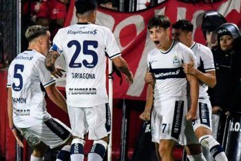 Benjamín Domínguez festeja su gol para Gimnasia ante Newells.