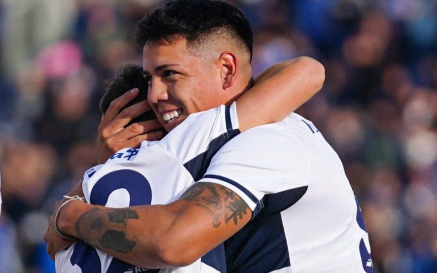 Nicolás Contín festeja el 1-0 de Gimnasia frente a Instituto.