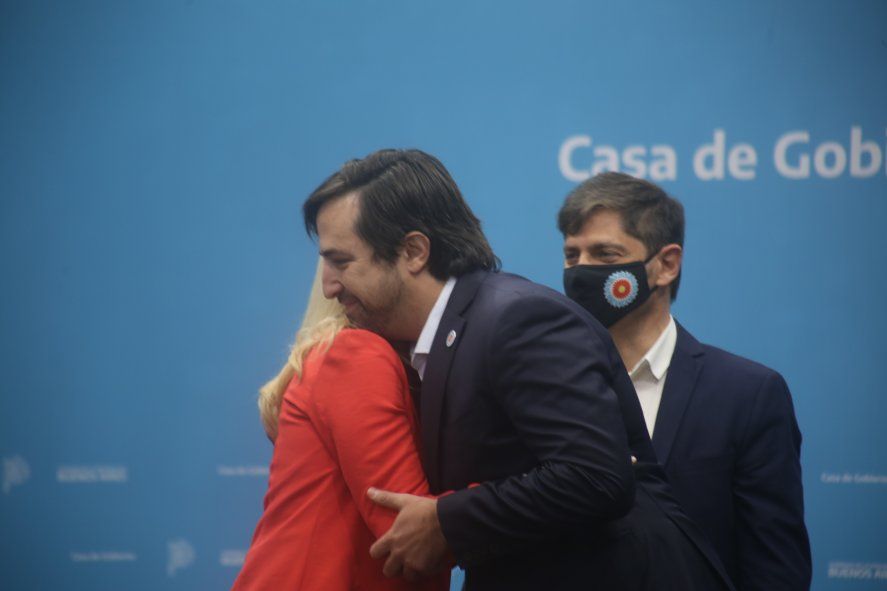 El abrazo de Nicolás Kreplak con Verónica Magario luego de jurar como Ministro, ante la atenta mirada del gobernador Axel Kicillof.