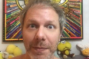 nik homenajeo a quino y en las redes denuncian plagio