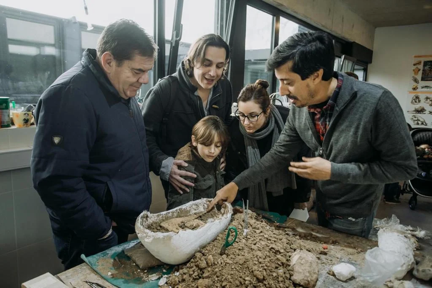 Vicente Di Iorio es el nene de 8 años que, tras encontrar un fósil milenario en Santa Clara del Mar, fue premiado por su descubrimiento.