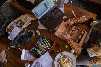 La vida de los hogares con niños durante el aislamiento cambió significativamente. 