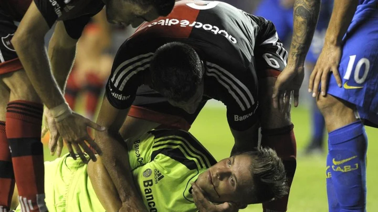 El día que Carlos Tevez dejó KO a un jugador de Newell´s