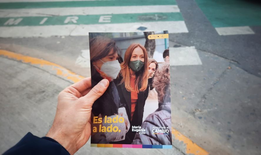 No sólo afiche sino también volantes de campaña de Juntos, muestran a María Eugenia Vidal con el slogan 
