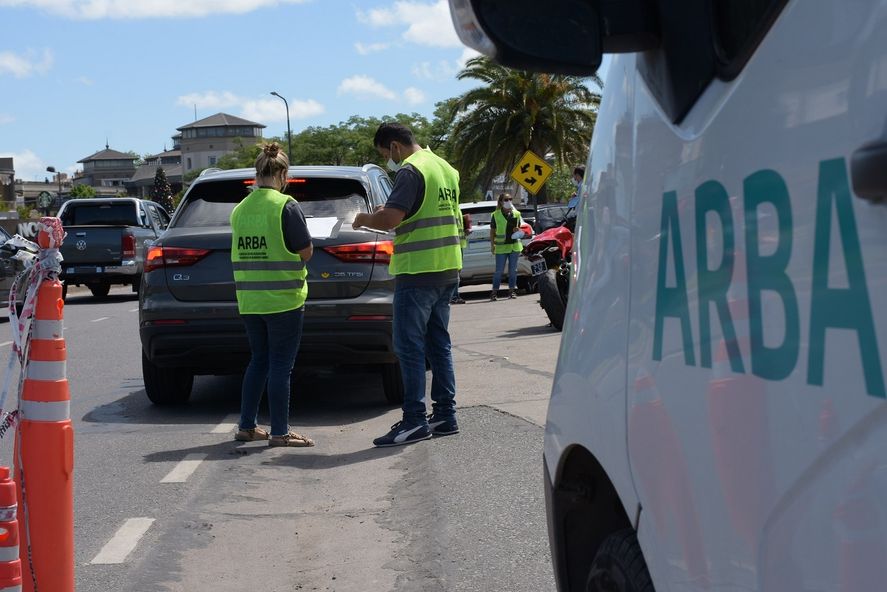 Agentes de ARBA durante los operativos
