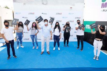 El intendente de La Matanza, Fernando Espinoza, entregó netbooks a estudiantes de 4to año de 23 instituciones del nivel secundario estatal de González Catán. 