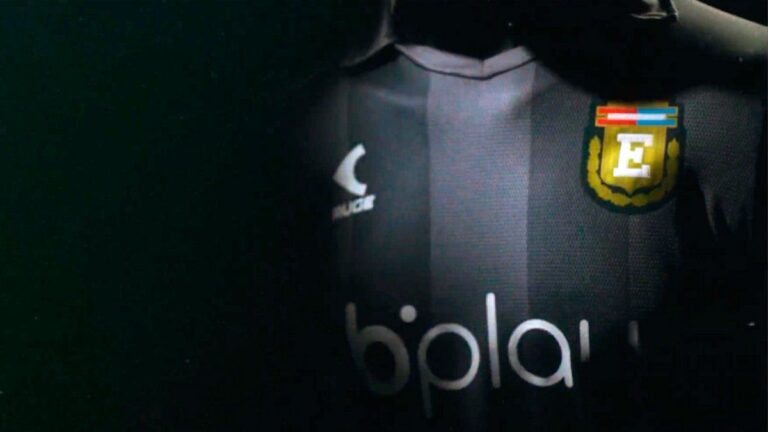 Estudiantes y su tercera camiseta homenaje a Carlos Bilardo