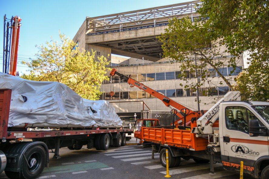 Nuevo equipamiento para climatizar el Teatro Argentino arribando al monumental edificio.