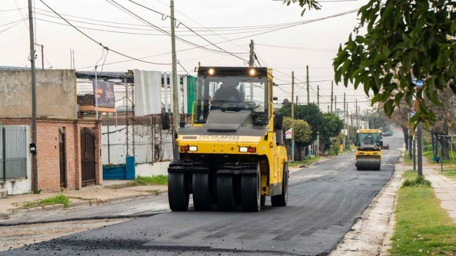 La Municipalidad de La Plata tiene como objetivo asfaltar 200 kilómetros de calles este año.