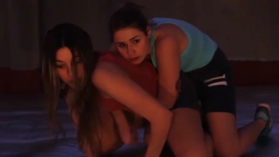 Abril Mata y Florencia Fernandez Velasco son "Yo" y su perro "Gino" en la obra de teatro "Todo lo que arde es mío".