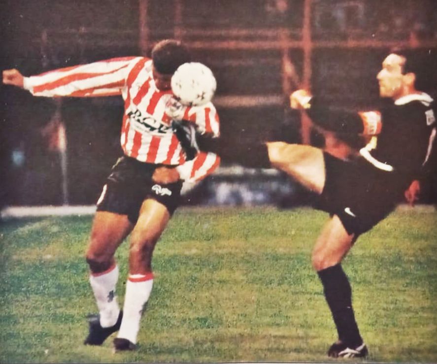 Una postal del duelo de ida entre Estudiantes y Colo Colo en 1996.