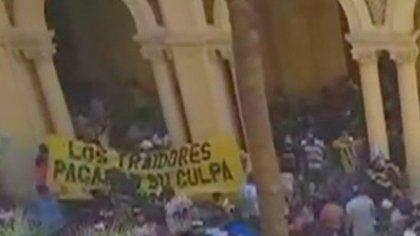 "Los traidores pagarán su culpa" el histórico trapo de la barra de Almirante Brown presente en Casa Rosada en la despedida de Diego.
