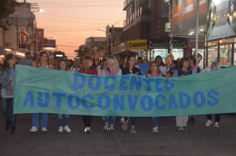 Olavarría:  Maestros marcharon contra las “falsas denuncias” de abuso y cuestionaron a gremios docentes