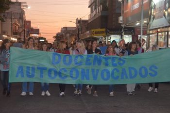 “Falsas denuncias” de abuso: Docentes organizados por WhattsApp marcharon y cuestionaron a los gremios