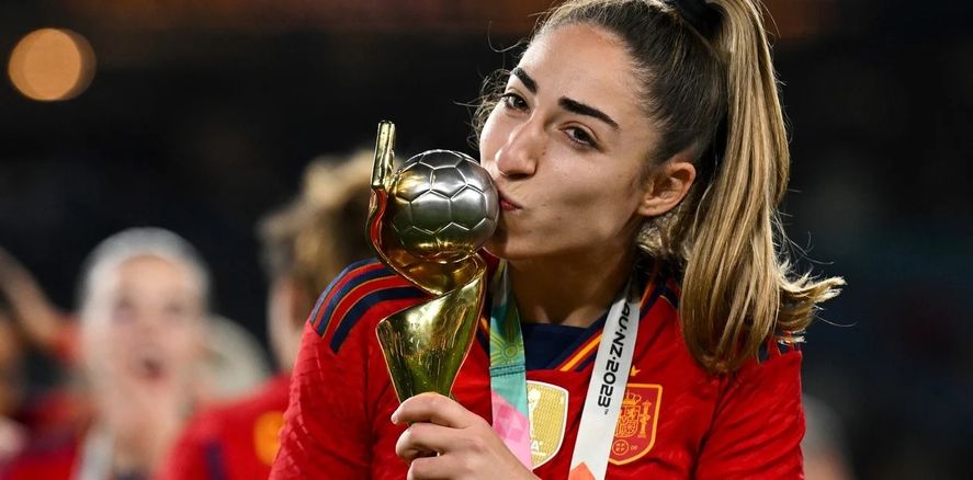 Olga Carmona, heroína de España, junto a la Copa del Mundo. Olga Carmona, heroína de España, junto a la Copa del Mundo.