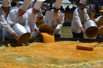 con 20 mil huevos y 50 litros de aceite, pigüe realizara una omelette gigante