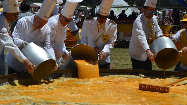 Hablamos con un miembro del grupo de fundador de la Cofradía Mundial de los Caballeros del Omelette Gigante de cara a la 23ª Fiesta en Pigüé