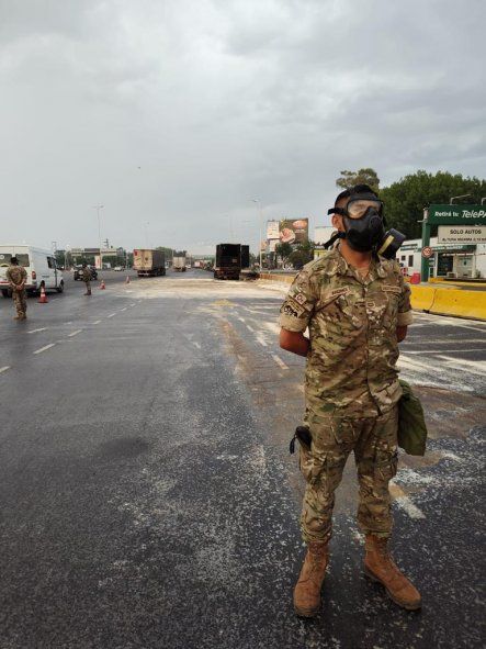 Operativo para controlar el derrame tóxico en el Acceso Oeste a la altura de Ituzaingó.