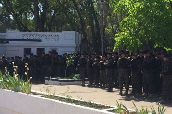 Cientos de policías y la UTOI sellaron el estadio del Bosque.