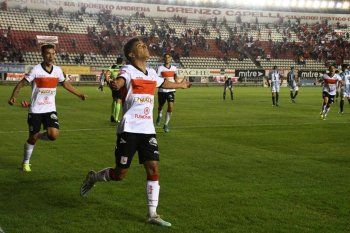 Brian Orosco jugando en Deportivo Morón.