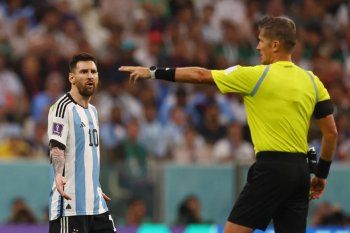 Daniele Orsato, árbitro italiano, cuando dirigió a la Selección Argentina ante México, en el Mundial Qatar 2022