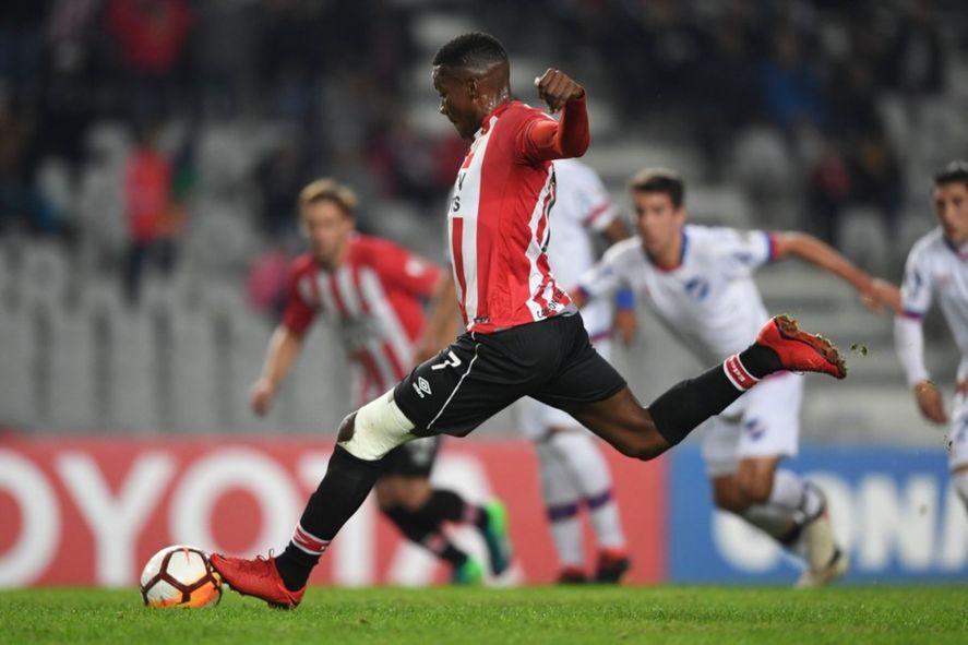 Otero convierte de penal el 3-1 para Estudiantes ante Nacional en 2018.
