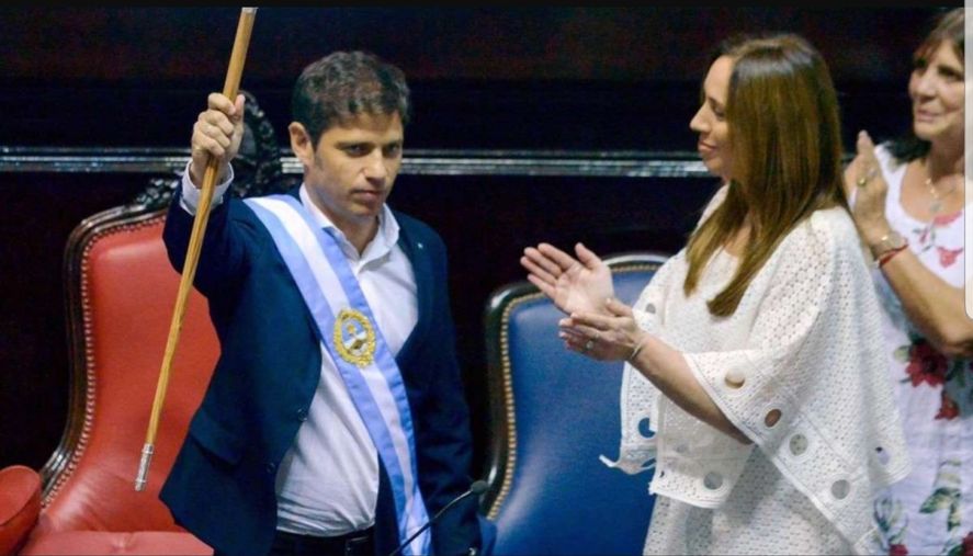 María Eugenia Vidal entregándole las atribuciones de mando provincial a Axel Kicillof.