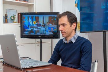 Pablo Petrecca, el intendente de Junín, durante una reunión virtual con Kicillof.