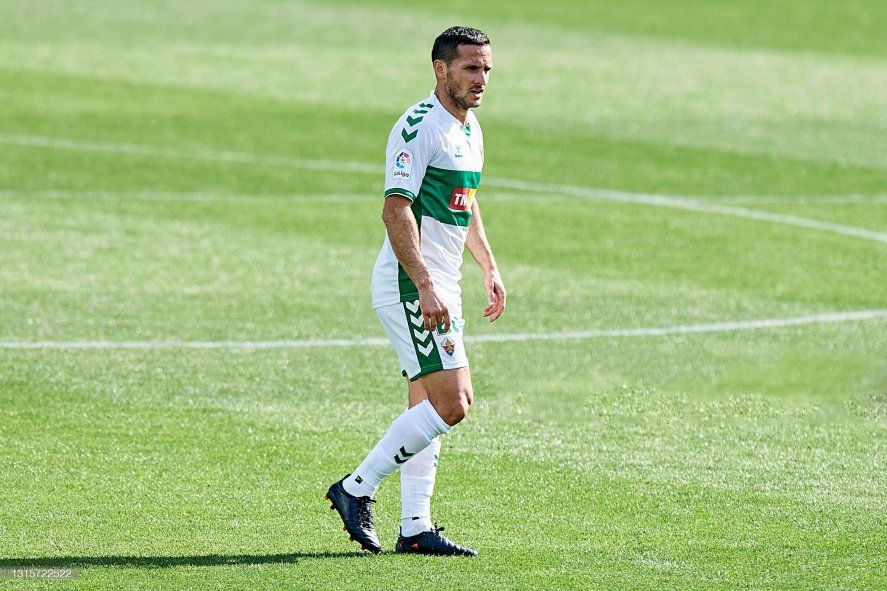 Pablo Piatti en uno de los partidos de La Liga, jugando para el Elche español.