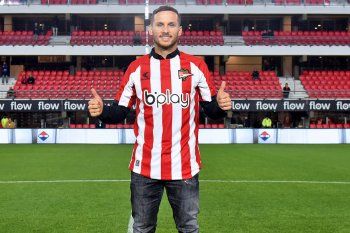 Pablo Piatti al ser presentado en Estudiantes en el estadio UNO