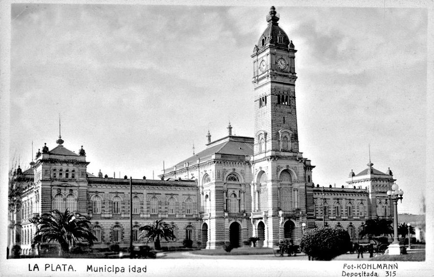 Foto de 1920 del edificio municipal de La Plata (Archivo Fotográfico del Ministerio de Infraestructura)