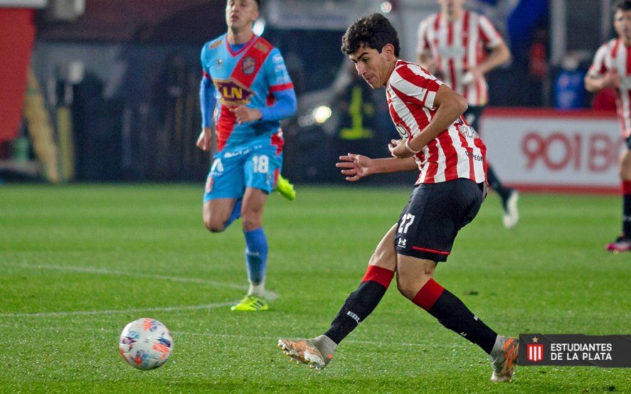 Palavecino y el momento exacto de su asistencia a Díaz en Estudiantes-Arsenal en 2021.