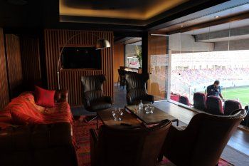 Palco del estadio Madre de Ciudades al que fue Juan Sebastián Verón