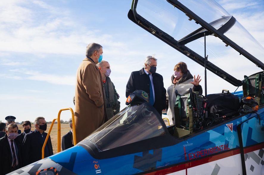 Alberto Fernández supervisa y recibe explicaciones de cómo es el avión que le entregó a la Fuerza Aérea.