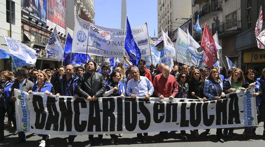 Paritarias: Bancarios acuerdan una suba y el salario mínimo será de más de $585 mil Paritarias: Bancarios acuerdan una suba y el salario mínimo será de más de $585 mil