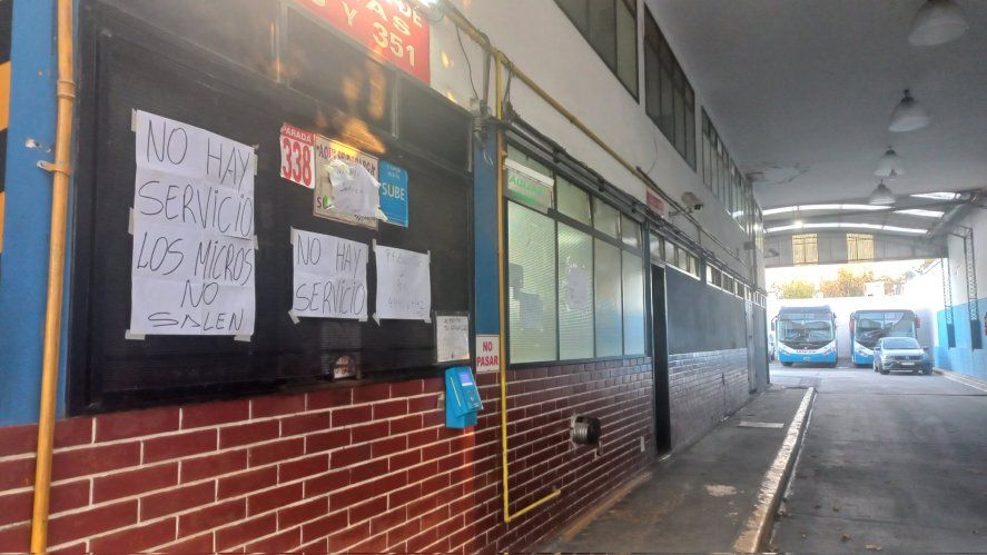 La terminal del TALP en La Plata con carteles informativos sobre el paro de choferes.