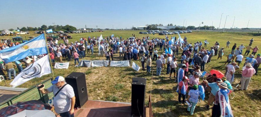 El cruce de las rutas 9 y 90 fue el lugar elegido por la Federación Agraria para hacer un paro. 28/02/2023.